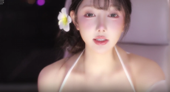 米娜穿着修女服,直播间在线指导女主播跳舞,还让其穿凉快点,随后更是情不自禁跳上舞,网友:感觉女主播都自卑了!